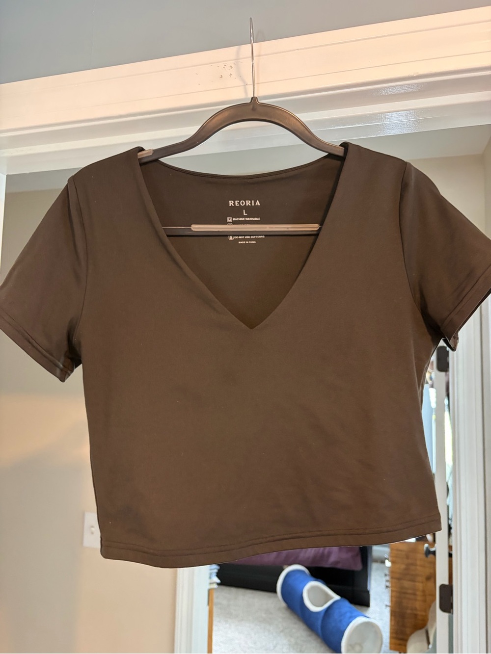 Reoria Women's Black V-Neck Crop Top